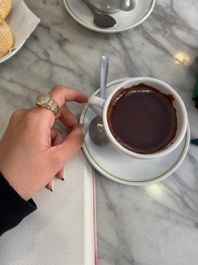 foto de una taza de chocolate