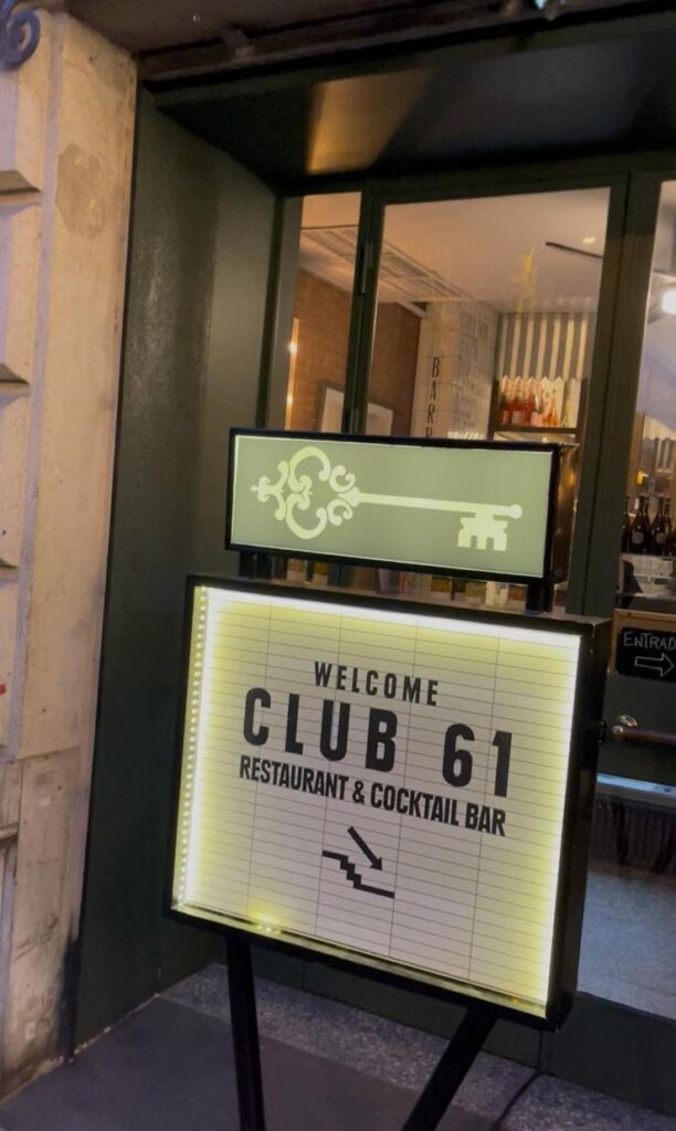 foto fachada de un restuarente con un letrero que dice Bienvenido Club 61