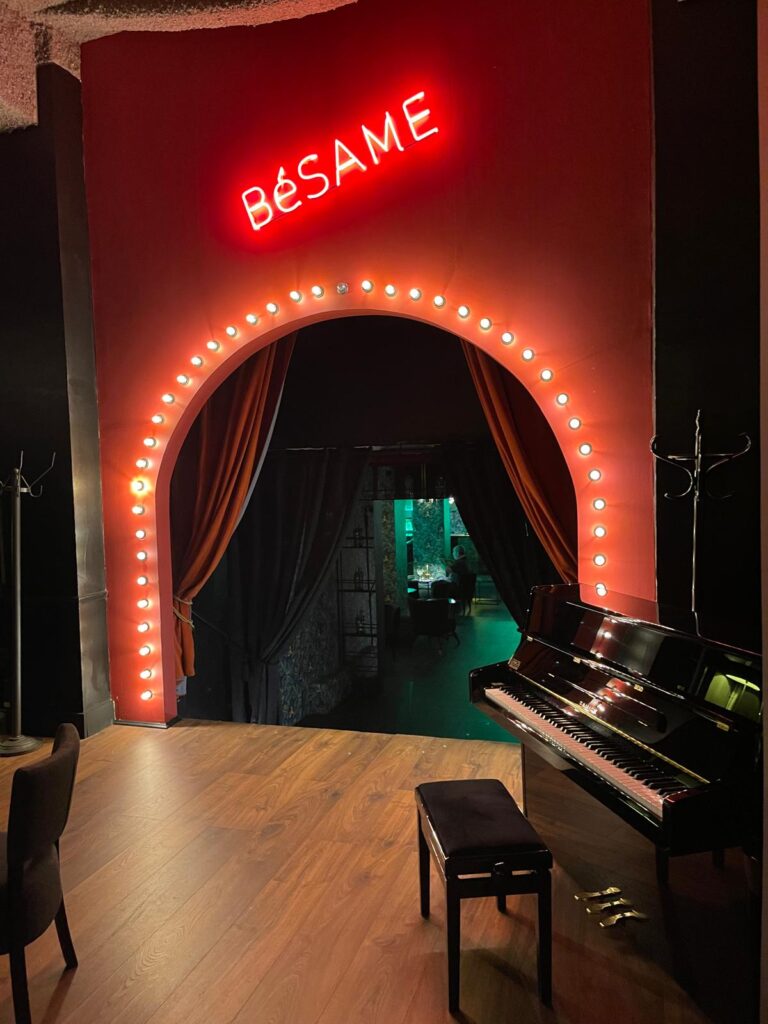 foto del interior del club61 con un letrero de luces de neòn que dice bésame
