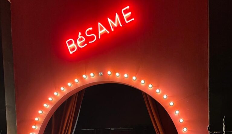 foto del interior del club61 con un cartel con luces de neón "bésame"