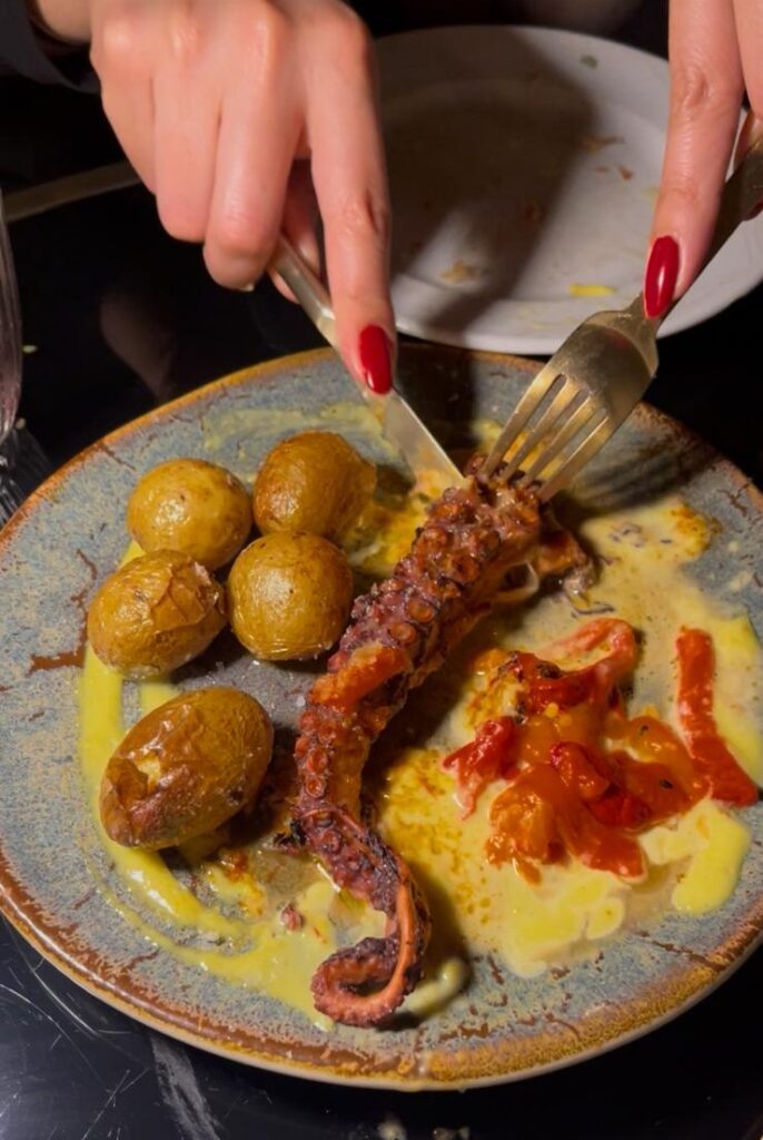 foto Pata de pulpo con patata asada y alioli de azafrán asado