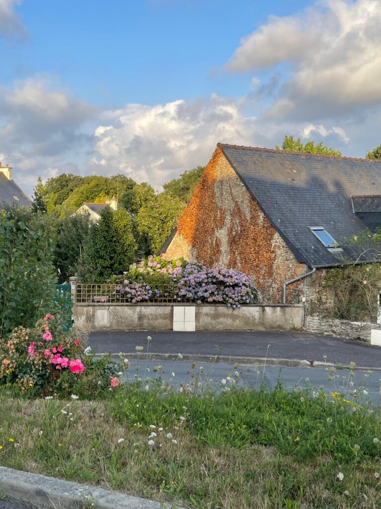 foto de una casa de la campiña francesa disfrutando del ser humanista