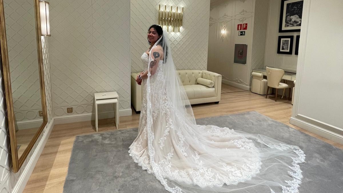 Titaniarex probando vestidos de novia