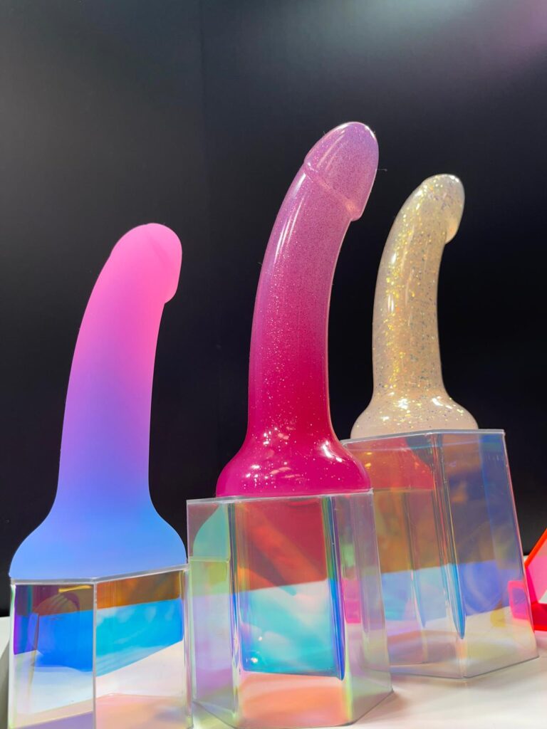 foto de tres dildos 
